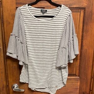 GiGio  Women's Black and White Striped Top with Ruffle flowy sleeves.